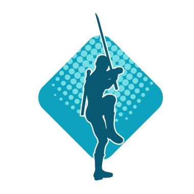 Bir erkek savaşçının silueti kılıçla poz veriyor. Kılıç taşıyan bir savaşçının silueti..