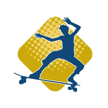 Hareket halindeki bir erkek silueti kaykay üzerinde poz veriyor. Kaykaylı bir şehir çocuğunun silueti..