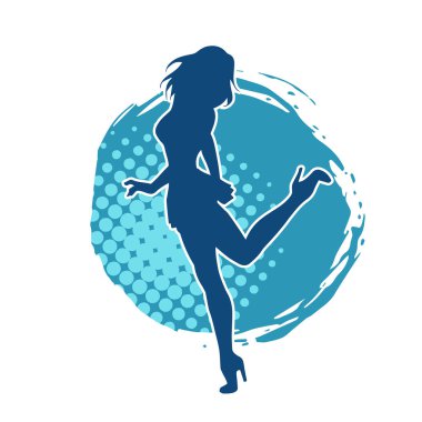 Hareketli pozlarda mini etek giyen bir kadın dansçının silueti. Zayıf bir kadının silueti mutlu bir şekilde dans ediyor..