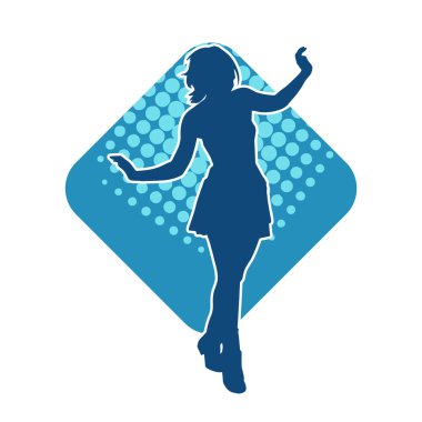 Hareketli pozlarda mini etek giyen bir kadın dansçının silueti. Zayıf bir kadının silueti mutlu bir şekilde dans ediyor..