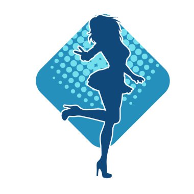 Hareketli pozlarda mini etek giyen bir kadın dansçının silueti. Zayıf bir kadının silueti mutlu bir şekilde dans ediyor..