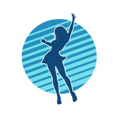 Hareketli pozlarda mini etek giyen bir kadın dansçının silueti. Zayıf bir kadının silueti mutlu bir şekilde dans ediyor..