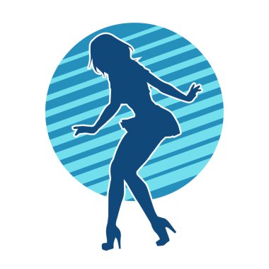 Hareketli pozlarda mini etek giyen bir kadın dansçının silueti. Zayıf bir kadının silueti mutlu bir şekilde dans ediyor..