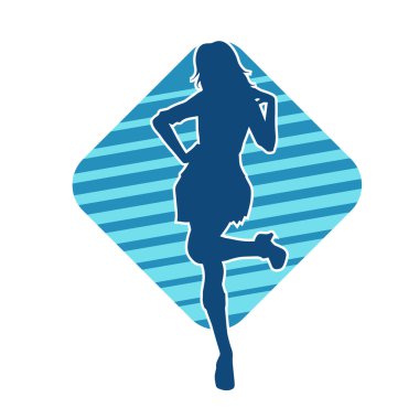 Hareketli pozlarda mini etek giyen bir kadın dansçının silueti. Zayıf bir kadının silueti mutlu bir şekilde dans ediyor..