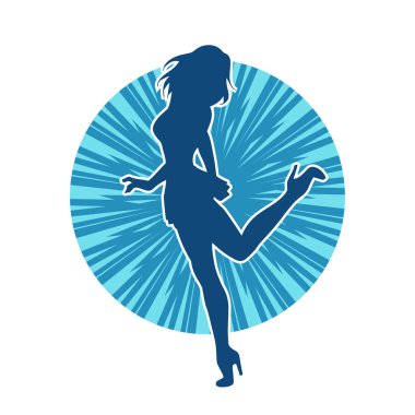 Hareketli pozlarda mini etek giyen bir kadın dansçının silueti. Zayıf bir kadının silueti mutlu bir şekilde dans ediyor..