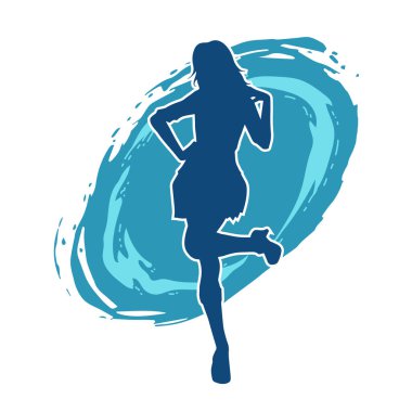 Hareketli pozlarda mini etek giyen bir kadın dansçının silueti. Zayıf bir kadının silueti mutlu bir şekilde dans ediyor..