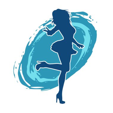 Hareketli pozlarda mini etek giyen bir kadın dansçının silueti. Zayıf bir kadının silueti mutlu bir şekilde dans ediyor..