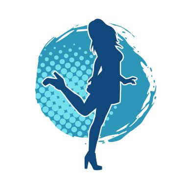 Hareketli pozlarda mini etek giyen bir kadın dansçının silueti. Zayıf bir kadının silueti mutlu bir şekilde dans ediyor..