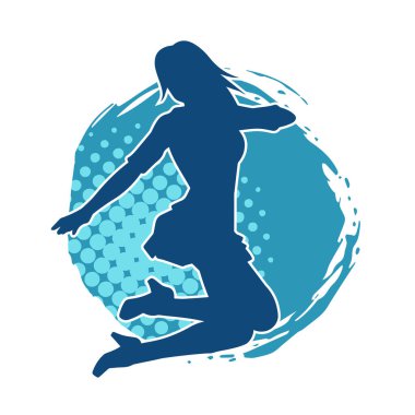 Hareketli pozlarda mini etek giyen bir kadın dansçının silueti. Zayıf bir kadının silueti mutlu bir şekilde dans ediyor..