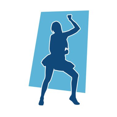 Hareketli pozlarda mini etek giyen bir kadın dansçının silueti. Zayıf bir kadının silueti mutlu bir şekilde dans ediyor..