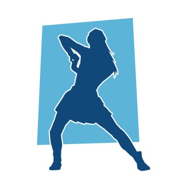 Hareketli pozlarda mini etek giyen bir kadın dansçının silueti. Zayıf bir kadının silueti mutlu bir şekilde dans ediyor..