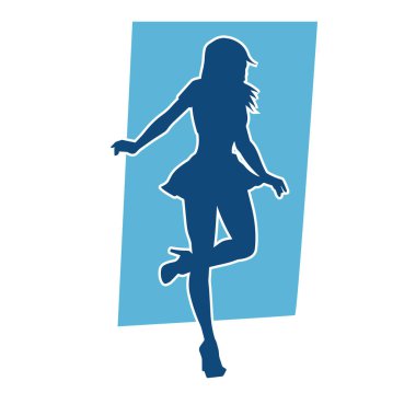 Hareketli pozlarda mini etek giyen bir kadın dansçının silueti. Zayıf bir kadının silueti mutlu bir şekilde dans ediyor..