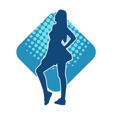 Hareketli pozlarda mini etek giyen bir kadın dansçının silueti. Zayıf bir kadının silueti mutlu bir şekilde dans ediyor..