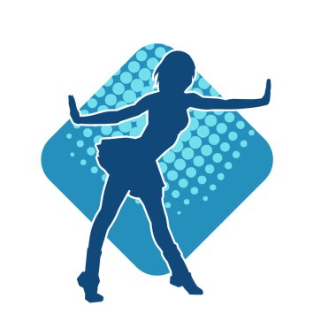 Hareketli pozlarda mini etek giyen bir kadın dansçının silueti. Zayıf bir kadının silueti mutlu bir şekilde dans ediyor..