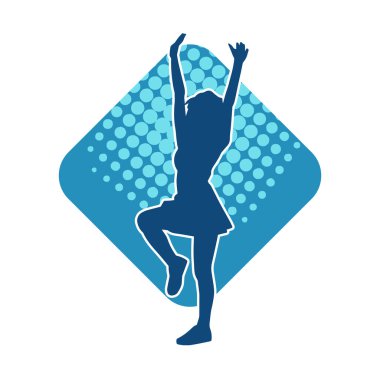 Hareketli pozlarda mini etek giyen bir kadın dansçının silueti. Zayıf bir kadının silueti mutlu bir şekilde dans ediyor..