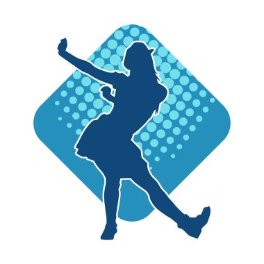 Hareketli pozlarda mini etek giyen bir kadın dansçının silueti. Zayıf bir kadının silueti mutlu bir şekilde dans ediyor..