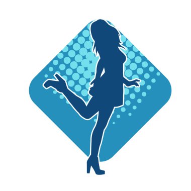 Hareketli pozlarda mini etek giyen bir kadın dansçının silueti. Zayıf bir kadının silueti mutlu bir şekilde dans ediyor..