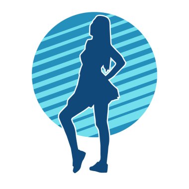 Hareketli pozlarda mini etek giyen bir kadın dansçının silueti. Zayıf bir kadının silueti mutlu bir şekilde dans ediyor..