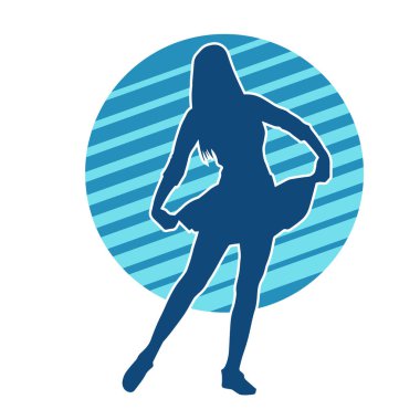 Hareketli pozlarda mini etek giyen bir kadın dansçının silueti. Zayıf bir kadının silueti mutlu bir şekilde dans ediyor..