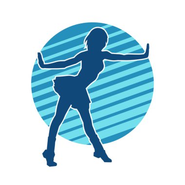 Hareketli pozlarda mini etek giyen bir kadın dansçının silueti. Zayıf bir kadının silueti mutlu bir şekilde dans ediyor..