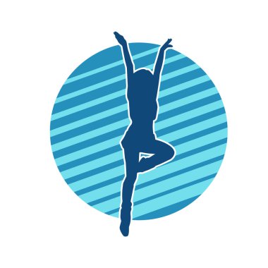 Hareketli pozlarda mini etek giyen bir kadın dansçının silueti. Zayıf bir kadının silueti mutlu bir şekilde dans ediyor..