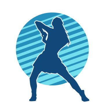 Hareketli pozlarda mini etek giyen bir kadın dansçının silueti. Zayıf bir kadının silueti mutlu bir şekilde dans ediyor..