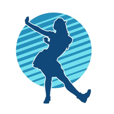 Hareketli pozlarda mini etek giyen bir kadın dansçının silueti. Zayıf bir kadının silueti mutlu bir şekilde dans ediyor..