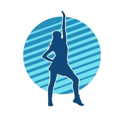 Hareketli pozlarda mini etek giyen bir kadın dansçının silueti. Zayıf bir kadının silueti mutlu bir şekilde dans ediyor..