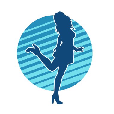 Hareketli pozlarda mini etek giyen bir kadın dansçının silueti. Zayıf bir kadının silueti mutlu bir şekilde dans ediyor..