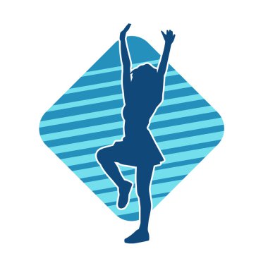 Hareketli pozlarda mini etek giyen bir kadın dansçının silueti. Zayıf bir kadının silueti mutlu bir şekilde dans ediyor..