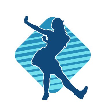 Hareketli pozlarda mini etek giyen bir kadın dansçının silueti. Zayıf bir kadının silueti mutlu bir şekilde dans ediyor..