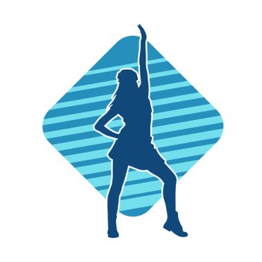 Hareketli pozlarda mini etek giyen bir kadın dansçının silueti. Zayıf bir kadının silueti mutlu bir şekilde dans ediyor..