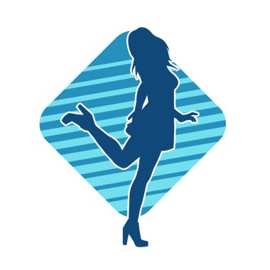 Hareketli pozlarda mini etek giyen bir kadın dansçının silueti. Zayıf bir kadının silueti mutlu bir şekilde dans ediyor..