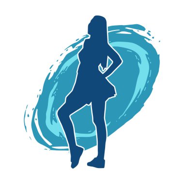 Hareketli pozlarda mini etek giyen bir kadın dansçının silueti. Zayıf bir kadının silueti mutlu bir şekilde dans ediyor..