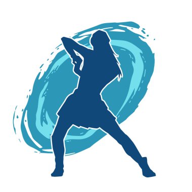 Hareketli pozlarda mini etek giyen bir kadın dansçının silueti. Zayıf bir kadının silueti mutlu bir şekilde dans ediyor..