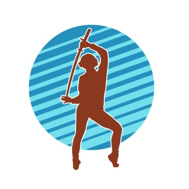 Bir kadın dövüşçünün silueti kılıç taşırken poz veriyor..