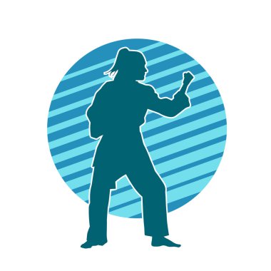 Dövüş sanatları yapan zayıf bir kadının silueti. Dövüş sanatlarında çalışan bir kadının silueti..