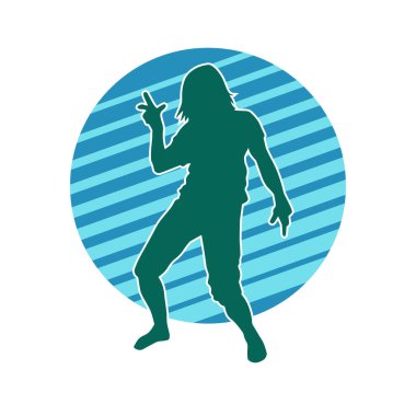 Hareket halindeki bir erkek dansçının silueti. Dans eden zayıf bir adamın silueti..