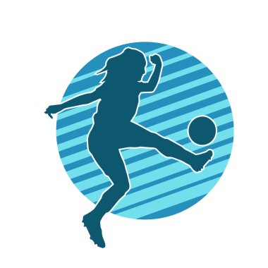 Topa vuran bayan futbolcunun silueti. Hareketli bir futbolcu kadının silueti..