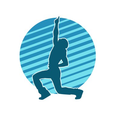 Hareket halindeki bir erkek dansçının silueti. Dans eden zayıf bir adamın silueti..