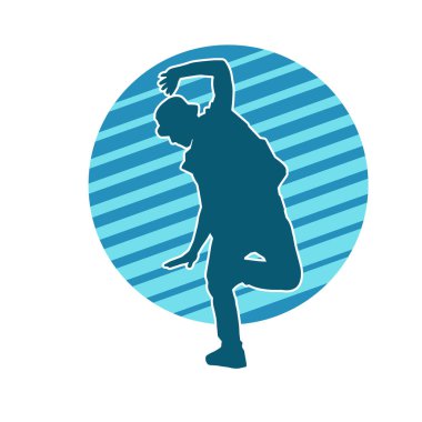 Hareket halindeki bir erkek dansçının silueti. Dans eden zayıf bir adamın silueti..