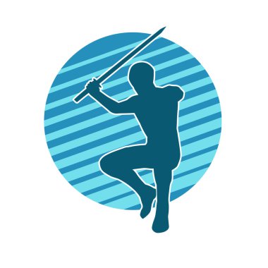 Bir erkek savaşçının silueti kılıçla poz veriyor. Kılıç taşıyan bir savaşçının silueti..