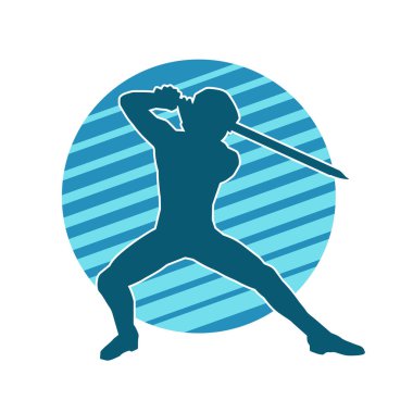 Bir erkek savaşçının silueti kılıçla poz veriyor. Kılıç taşıyan bir savaşçının silueti..