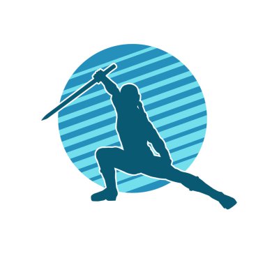 Bir erkek savaşçının silueti kılıçla poz veriyor. Kılıç taşıyan bir savaşçının silueti..