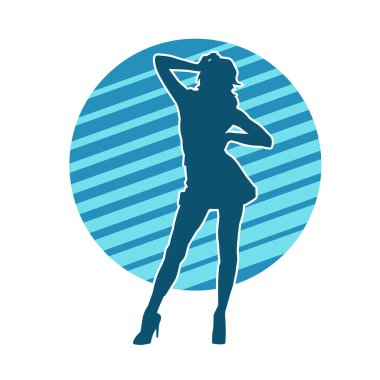 Hareketli pozlarda mini etek giyen bir kadın dansçının silueti. Zayıf bir kadının silueti mutlu bir şekilde dans ediyor..