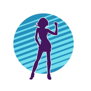 Hareketli pozlarda mini etek giyen bir kadın dansçının silueti. Zayıf bir kadının silueti mutlu bir şekilde dans ediyor..