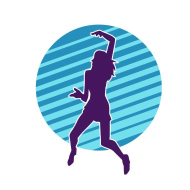 Hareketli pozlarda mini etek giyen bir kadın dansçının silueti. Zayıf bir kadının silueti mutlu bir şekilde dans ediyor..