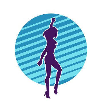 Hareketli pozlarda mini etek giyen bir kadın dansçının silueti. Zayıf bir kadının silueti mutlu bir şekilde dans ediyor..