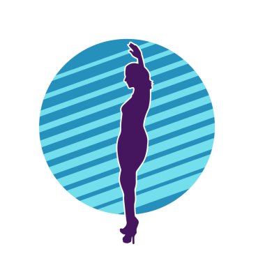 Hareketli pozlarda mini etek giyen bir kadın dansçının silueti. Zayıf bir kadının silueti mutlu bir şekilde dans ediyor..