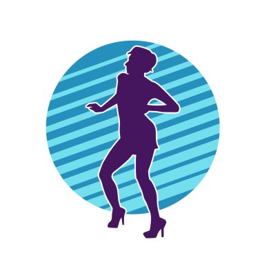 Hareketli pozlarda mini etek giyen bir kadın dansçının silueti. Zayıf bir kadının silueti mutlu bir şekilde dans ediyor..